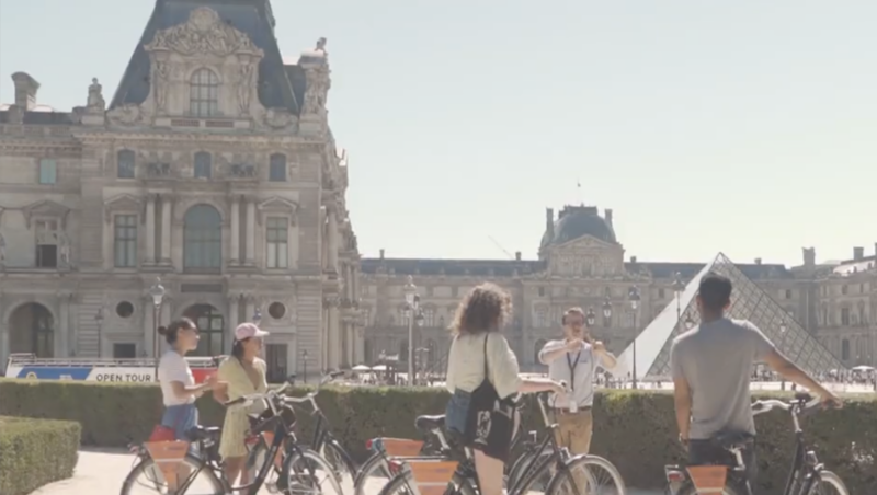 On this tour of Paris you can visit famous sites such as the Louvre Museum.